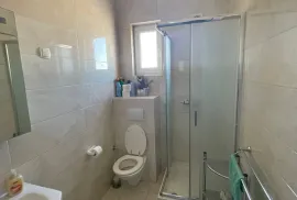 TROETAŽNI APARTMAN U STAMBENOJ ZGRADI - VRSI, Nin, Kвартира