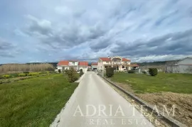 GRAĐEVINSKO ZEMLJIŠTE S DOZVOLOM ZA VILU S BAZENOM, LJUBAČ - RAŽANAC, Ražanac, Land