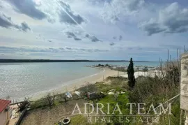 GRAĐEVINSKO ZEMLJIŠTE S DOZVOLOM ZA VILU S BAZENOM, LJUBAČ - RAŽANAC, Ražanac, Land