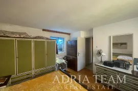 AKCIJA!!! KUĆA U NIZU - 143 m2, IDEALNA PRILIKA ZA HOSTEL ILI SOBE ZA NAJAM! POLUOTOK - ZADAR, Zadar, Maison