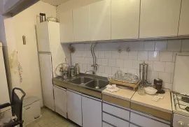 AKCIJA!!! KUĆA U NIZU - 143 m2, IDEALNA PRILIKA ZA HOSTEL ILI SOBE ZA NAJAM! POLUOTOK - ZADAR, Zadar, Ev