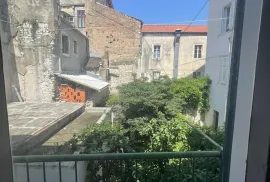 AKCIJA!!! KUĆA U NIZU - 143 m2, IDEALNA PRILIKA ZA HOSTEL ILI SOBE ZA NAJAM! POLUOTOK - ZADAR, Zadar, House