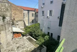 AKCIJA!!! KUĆA U NIZU - 143 m2, IDEALNA PRILIKA ZA HOSTEL ILI SOBE ZA NAJAM! POLUOTOK - ZADAR, Zadar, Maison