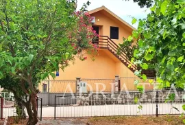 KUĆA S UREĐENOM OKUĆNICOM NA PREKRASNOJ LOKACIJI - PODACA, MAKARSKA RIVIJERA, Gradac, House