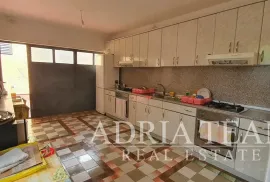 KUĆA S UREĐENOM OKUĆNICOM NA PREKRASNOJ LOKACIJI - PODACA, MAKARSKA RIVIJERA, Gradac, House