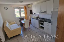 KUĆA S 5 APARTMANA, 200 m OD MORA - PRIVLAKA, Privlaka, Maison