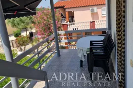 KUĆA S 5 APARTMANA, 200 m OD MORA - PRIVLAKA, Privlaka, Maison