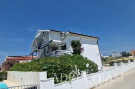 KUĆA S 5 APARTMANA, 200 m OD MORA - PRIVLAKA, Privlaka, Maison