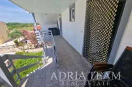 KUĆA S 5 APARTMANA, 200 m OD MORA - PRIVLAKA, Privlaka, Maison