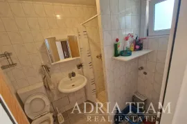 KUĆA S 5 APARTMANA, 200 m OD MORA - PRIVLAKA, Privlaka, Maison