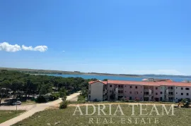 DVOETAŽNI APARTMAN S POGLEDOM NA MORE, 200 M OD PLAŽE, PAG - POVLJANA, Povljana, شقة