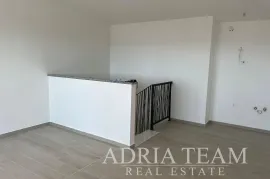 DVOETAŽNI APARTMAN S POGLEDOM NA MORE, 200 M OD PLAŽE, PAG - POVLJANA, Povljana, شقة