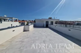 PRILIKA!!! APARTMAN NA 2. KATU STAMBENE ZGRADE, POGLED NA MORE - DIKLO, ZADAR, Zadar, Flat