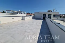 PRILIKA!!! APARTMAN NA 2. KATU STAMBENE ZGRADE, POGLED NA MORE - DIKLO, ZADAR, Zadar, Flat