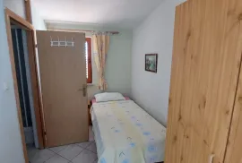 APARTMANSKA KUĆA S VELIKIM DVORIŠTEM, MIRNA I TIHA POZICIJA - VIR, Vir, Ev