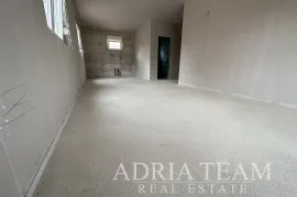 APARTMANI U STAMBENOJ ZGRADI U NOVOGRADNJI, PREKRASAN POGLED, 45 m OD MORA - VINJERAC, Posedarje, Flat