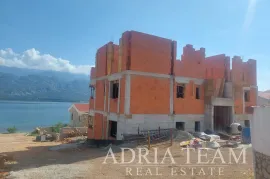 APARTMANI U STAMBENOJ ZGRADI U NOVOGRADNJI, PREKRASAN POGLED, 45 m OD MORA - VINJERAC, Posedarje, Flat