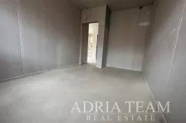 APARTMANI U STAMBENOJ ZGRADI U NOVOGRADNJI, PREKRASAN POGLED, 45 m OD MORA - VINJERAC, Posedarje, Flat