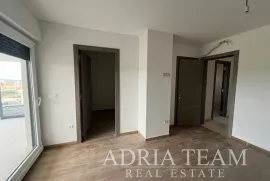 POLOVICA KUĆE S BAZENOM - DEBELJAK, Sukošan, House