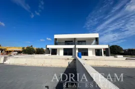 POLOVICA KUĆE S BAZENOM - DEBELJAK, Sukošan, House