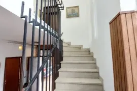 TROETAŽNI ŠESTEROSOBNI STAN NA IZVRSNOJ LOKACIJI - TUŠKANAC, ZAGREB, Zagreb, Flat