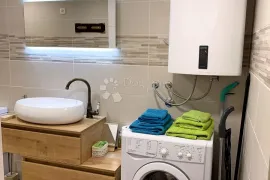 BAŠKA-RENOVIRANA KAMENA KUĆA SA 2 APARTMANA, Baška, Σπίτι