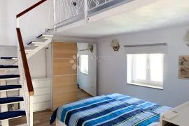 BAŠKA-RENOVIRANA KAMENA KUĆA SA 2 APARTMANA, Baška, Σπίτι