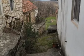 Prilika kuća na velikoj parceli Vrlika Kosore, Vrlika, Casa