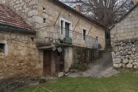 Prilika kuća na velikoj parceli Vrlika Kosore, Vrlika, Casa