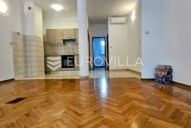 Split, Žnjan, trosoban stan 71 m2, u prizemlju, s velikom vrtnom terasom, Split, Appartement