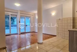 Split, Žnjan, trosoban stan 71 m2, u prizemlju, s velikom vrtnom terasom, Split, Appartement