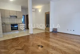 Split, Žnjan, trosoban stan 71 m2, u prizemlju, s velikom vrtnom terasom, Split, Apartamento