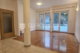 Split, Žnjan trosoban stan 71 m2 na prizemlju s velikom vrtnom terasom, Split, Flat