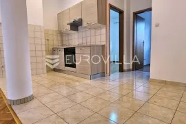 Split, Žnjan, trosoban stan 71 m2, u prizemlju, s velikom vrtnom terasom, Split, Appartement