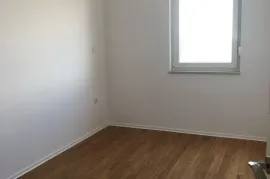 APARTMAN S 3 SPAVAĆE SOBE, 1. RED DO MORA, POVLJANA - PAG, Povljana, Apartamento