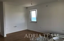 APARTMAN S 3 SPAVAĆE SOBE, 1. RED DO MORA, POVLJANA - PAG, Povljana, شقة