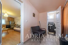 APARTMANSKA KUĆA S GARAŽOM I UREĐENIM DVORIŠTEM, DRUGI RED OD MORA, VIR - ZADAR, Vir, بيت