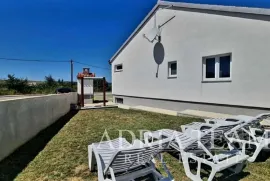 KUĆA PRIZEMNICA S POGLEDOM NA MORE, 350 m OD MORA, LJUBAČ - ZADAR, Ražanac, Haus