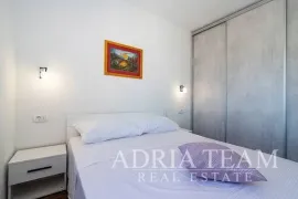 KUĆA PRIZEMNICA S POGLEDOM NA MORE, 350 m OD MORA, LJUBAČ - ZADAR, Ražanac, Haus