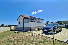 KUĆA PRIZEMNICA S POGLEDOM NA MORE, 350 m OD MORA, LJUBAČ - ZADAR, Ražanac, Haus