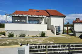 KUĆA PRIZEMNICA S POGLEDOM NA MORE, 350 m OD MORA, LJUBAČ - ZADAR, Ražanac, Haus