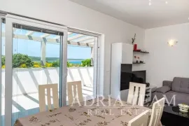 KUĆA PRIZEMNICA S POGLEDOM NA MORE, 350 m OD MORA, LJUBAČ - ZADAR, Ražanac, Haus