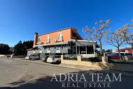 RENOVIRANA KUĆA S POSLOVNIM PROSTOROM (RESTORAN I PEKARA) - NIN, Nin, Haus