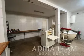 RENOVIRANA KUĆA S POSLOVNIM PROSTOROM (RESTORAN I PEKARA) - NIN, Nin, Haus