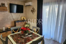 Malinska, apartman sa garažom i okućnicom, Malinska-Dubašnica, Appartement