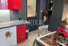 Malinska, apartman sa garažom i okućnicom, Malinska-Dubašnica, Appartement