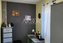 Malinska, apartman sa garažom i okućnicom, Malinska-Dubašnica, Appartement