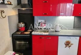 Malinska, apartman sa garažom i okućnicom, Malinska-Dubašnica, Appartement