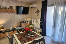 Malinska, apartman sa garažom i okućnicom, Malinska-Dubašnica, Appartement