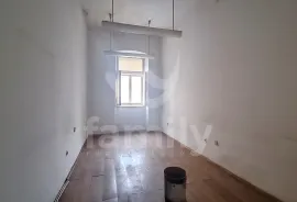 ZGRADA VISOKOG POSLOVNOG POTENCIJALA U CENTRU GRADA, Pula, House